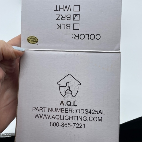 AQ Lighting, Set of‎ 8 "Eyebrow" Deck Lights w/ stakes; 6 bulbs included; bronze - Picture 3 of 7